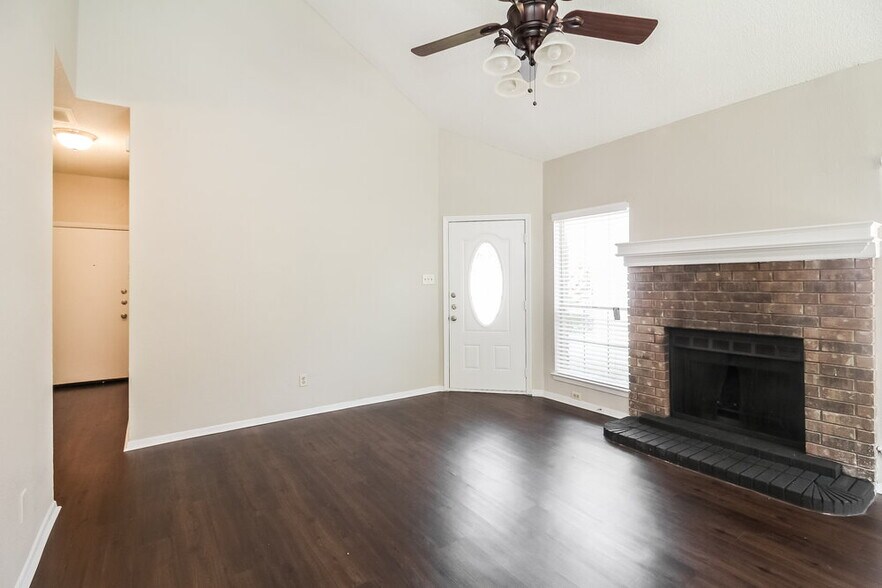 Building Photo - 1385 Chinaberry Dr