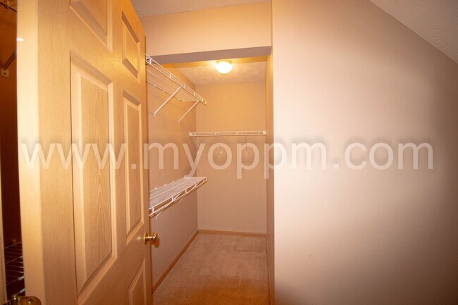 Building Photo - spacious 4-bedroom, 3-bathroom
