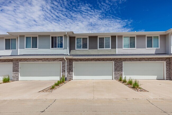 Building Photo - GREAT LOCATION!! 3 Bedroom, 2.5 Bathroom Townhome in Waukee!