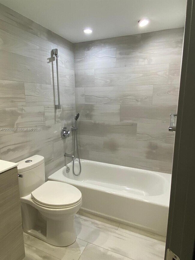 Building Photo - 660 Tennis Club Dr