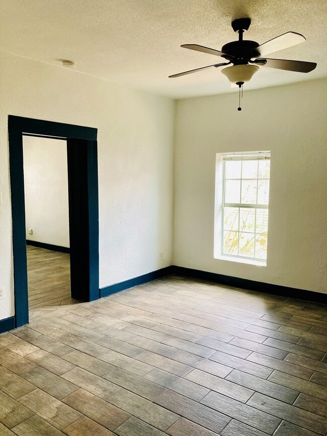 Building Photo - 104 E Waco St