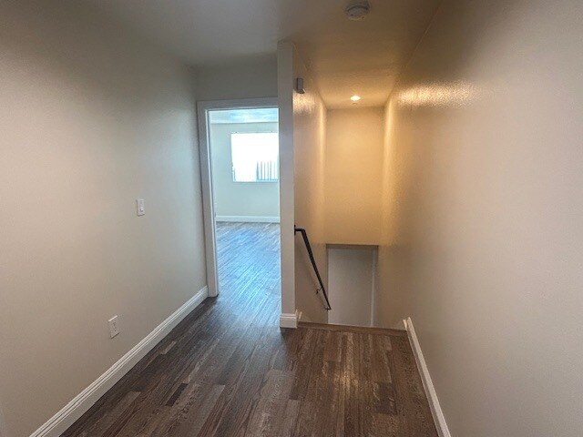 Building Photo - 213 1/2 E 84th Pl