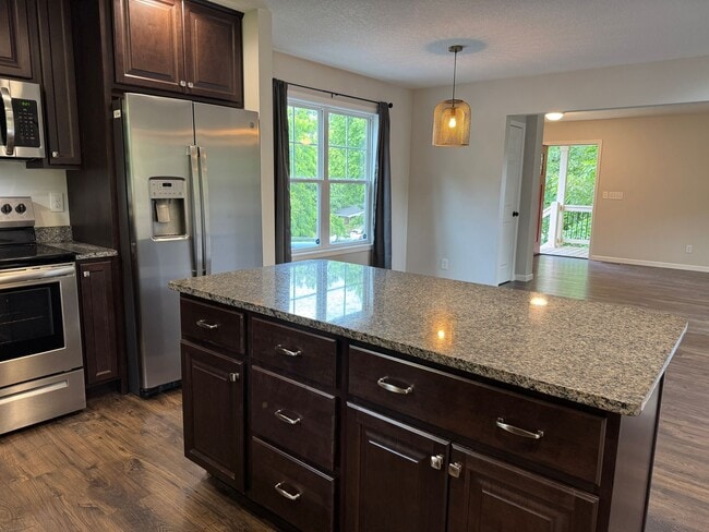 Building Photo - Oakley - Modern Three Bedroom
