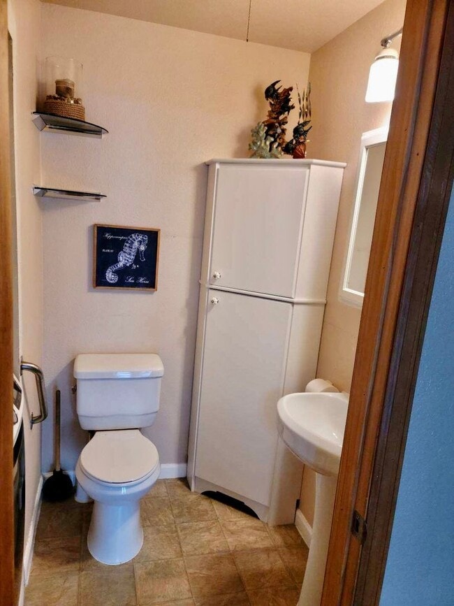 Building Photo - Perfect for a traveling nurse or other professional!  High end fully furnished 1bdrm, 1.5 bath un...