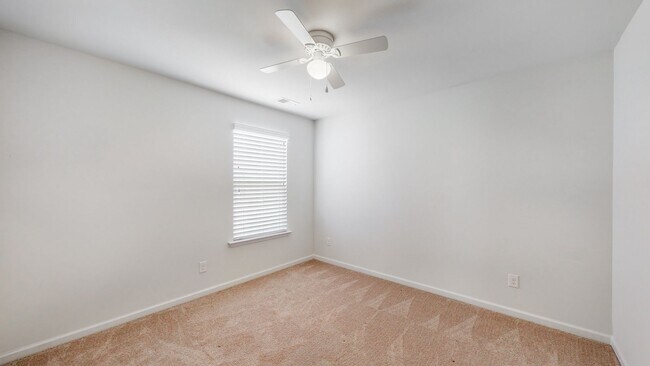 Building Photo - 5 Bedrooms, 3 Bathrooms in Richmond Hill P...