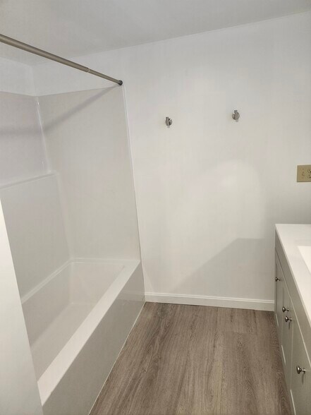 Building Photo - 4 Church St