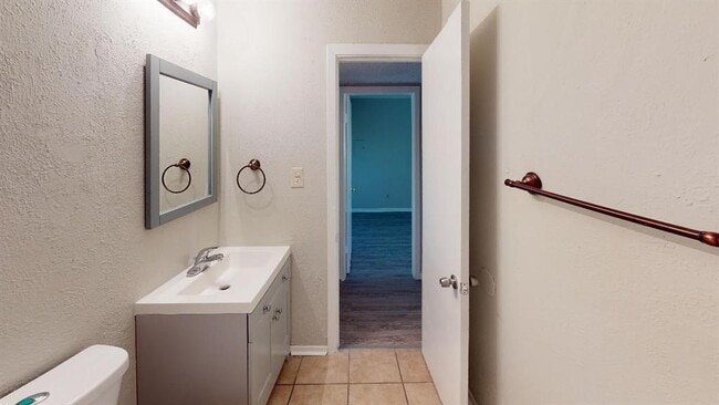 Building Photo - 2833 Kings Rd