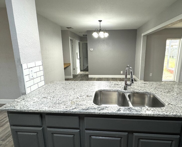 Building Photo - 3606 Versailles Dr