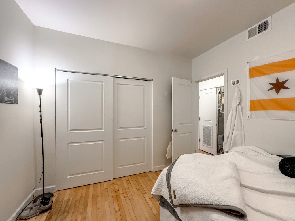 Building Photo - 6711 N Sheridan Rd