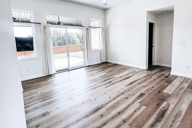 Building Photo - 708 Promenade Dr