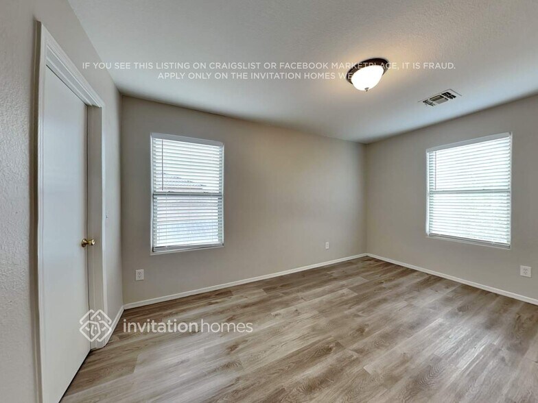 Building Photo - 936 E Corral St