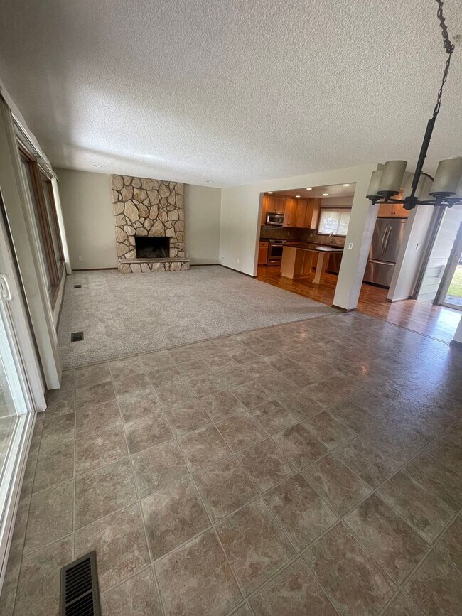 Building Photo - Amazing Freshly Updated Four Bedroom Two Bath Home In Amazing Lebanon Location!