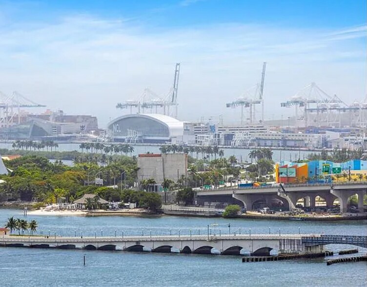 Building Photo - 2020 N Bayshore Dr