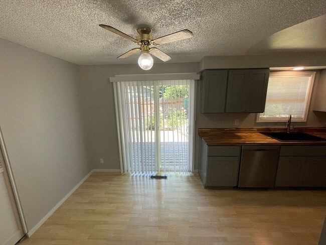 Building Photo - Hard to find 3 bedroom 2, bathroom.