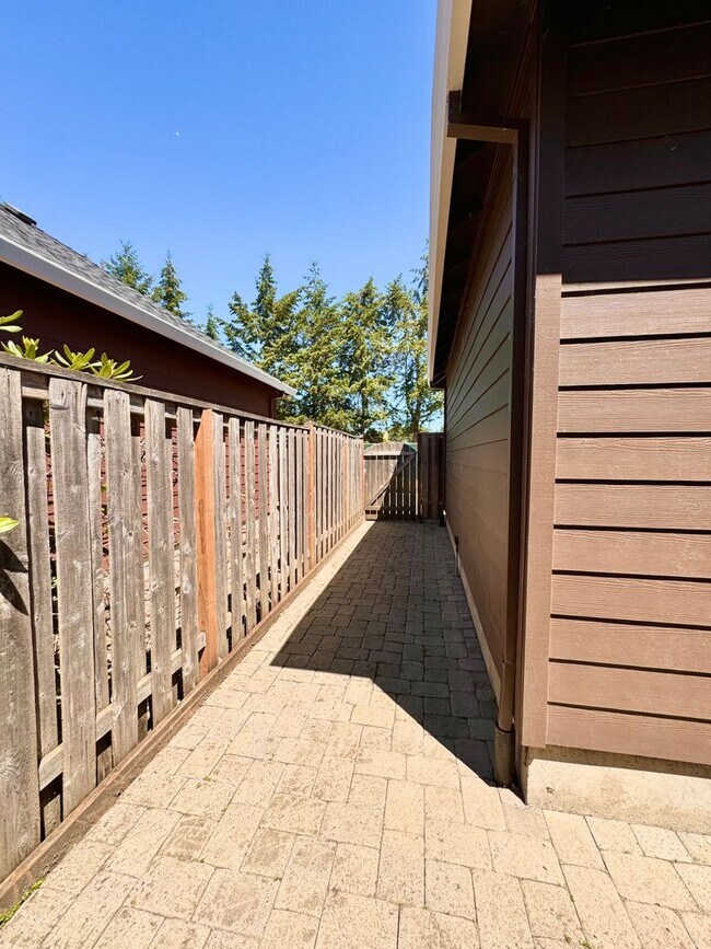 Building Photo - Beautiful Pet Friendly South Corvallis Home