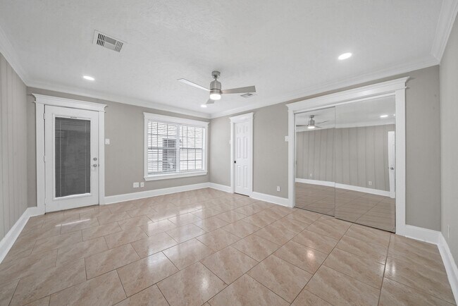 Building Photo - 7647 Greendowns St