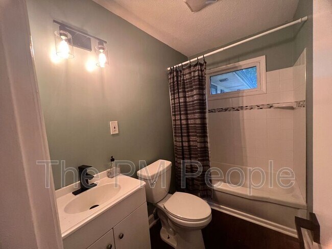 Building Photo - 34 Fleetwood Dr