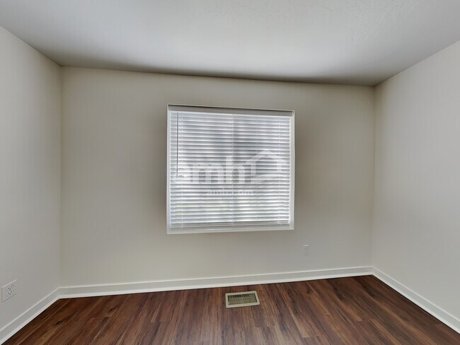 Building Photo - 754 N Scotney Ave