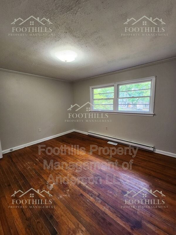 Building Photo - 204 Pine Ln