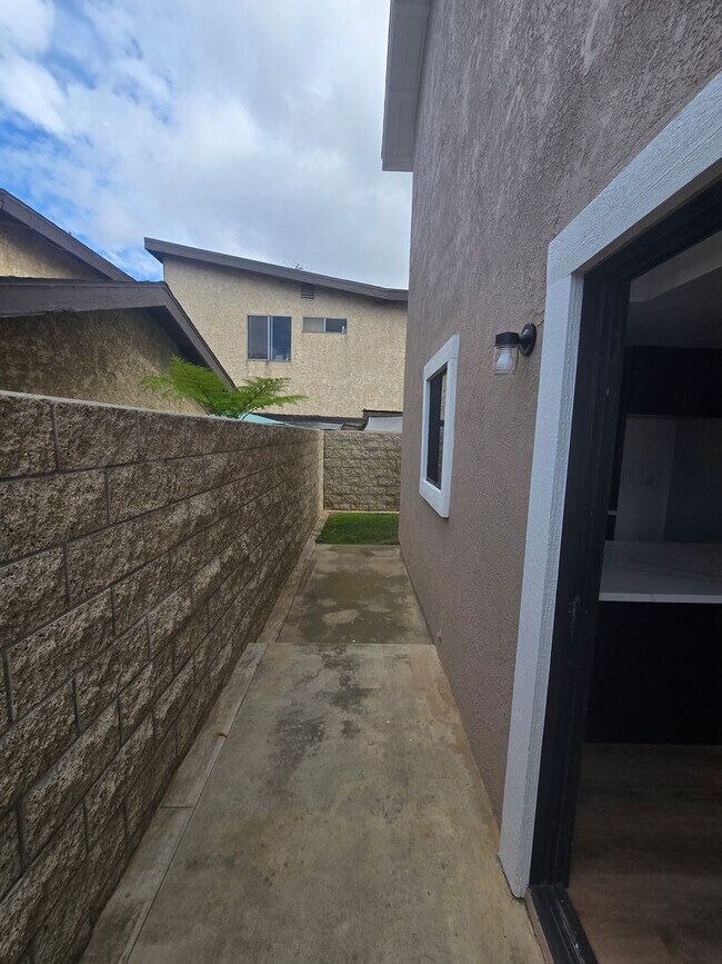 Building Photo - Remodeled 3 Bedroom 2 Bath 2 Story House, ...