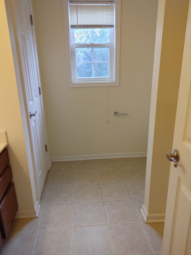 Building Photo - West Knoxville 37909 - Beautiful & newly remodeled with 4 bedroom, 3.5 baths - Call Sharon Arnwin...