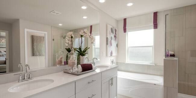 Building Photo - Spacious 5-bedroom, 3.5-bath in Tahoma Ridge Community