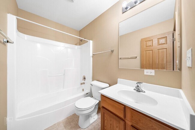 Building Photo - Two Story Two Bedroom Townhouse in Oswego