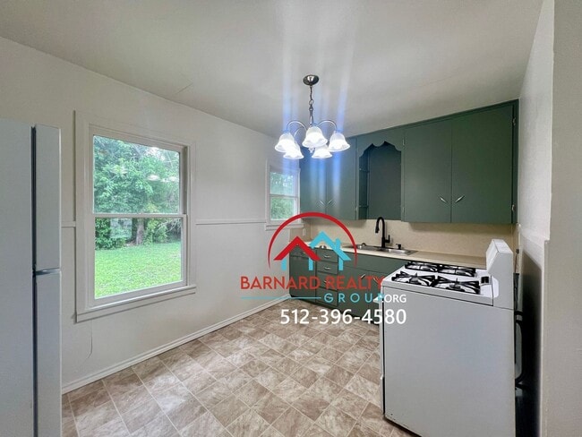 Building Photo - Available: Charming 2 Bedroom 1 Bath with ...