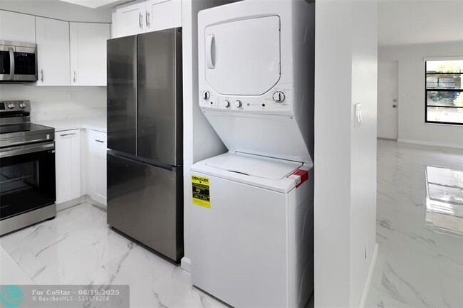 Building Photo - 2590 Coral Springs Dr