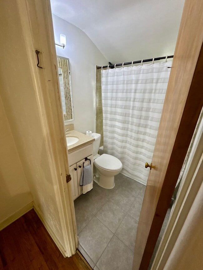 Building Photo - Charming 2 Bed 1 Bath in Beechview!