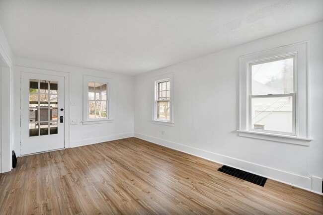 Building Photo - COMING SOON - 3 BEDROOM HOUSE ON SPRING ST