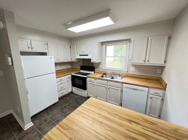 Building Photo - Quiet 3 bedroom cul-de-sac home in Rolling...