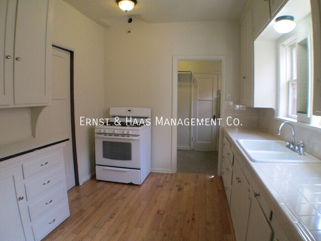 Building Photo - Lovely Spanish Styled Lower Duplex Unit in...