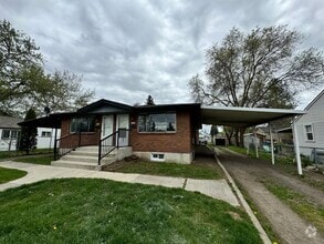 Building Photo - Spacious Split-Level 3 bed, 1 Bath Duplex ...