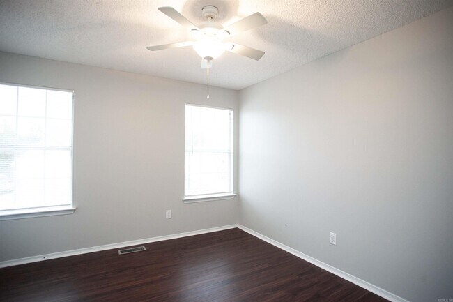 Building Photo - 2209 Lakeshore Dr