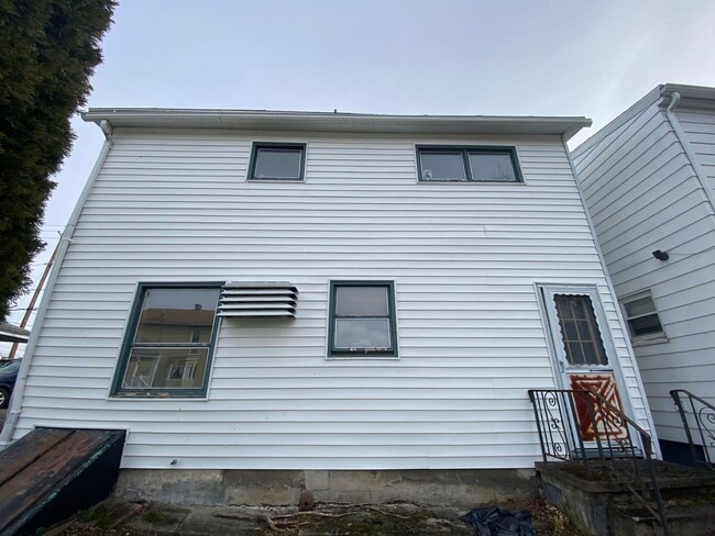 Building Photo - Single Family 3 Bedroom