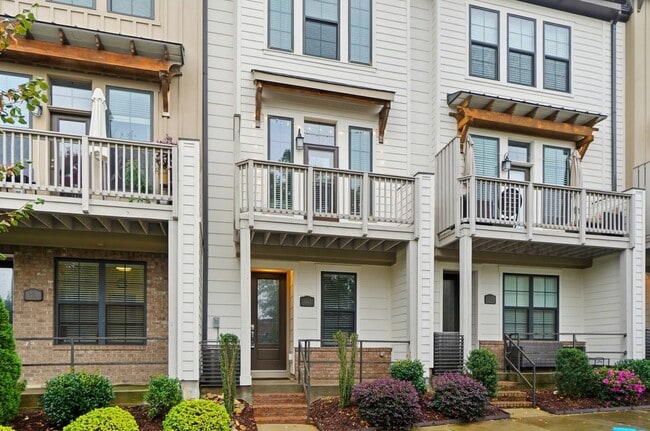 Building Photo - Modern Townhome in the Heart of Plaza Midw...