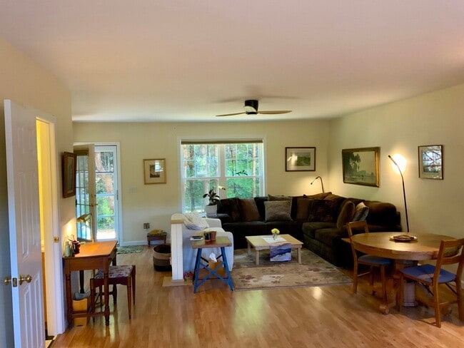 Building Photo - 15 Edgefield Ln