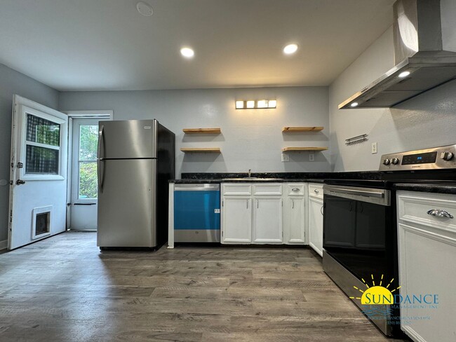 Building Photo - Adorable 2 Bedroom Home Centrally Located ...