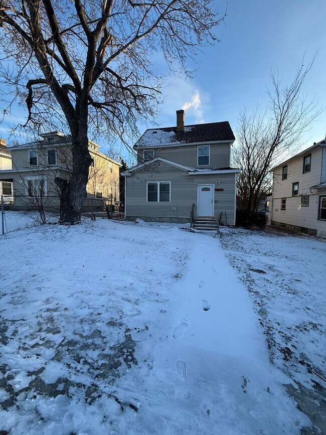 Building Photo - Large 6 Bed Single Family Home in MPLS!