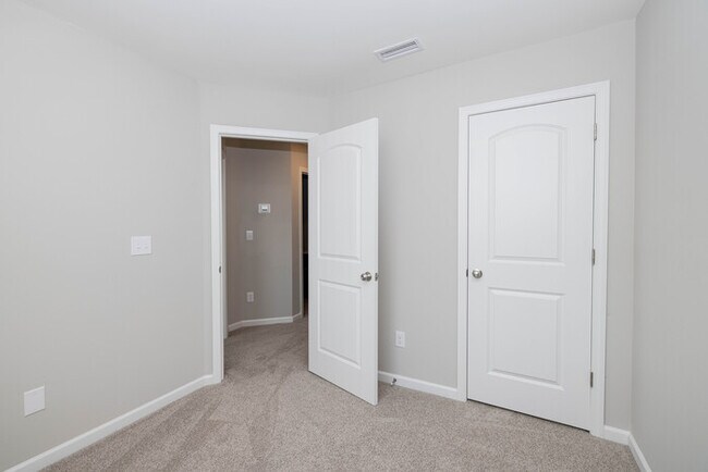 Building Photo - BEAUTIFUL 3BD/2.5BTH Townhome - MALLARD CREEK - AVAILABLE JUNE 2026