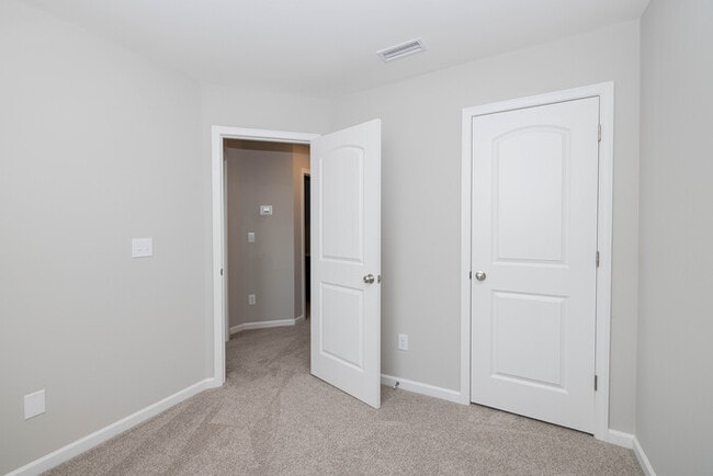 Building Photo - BEAUTIFUL 3BD/2.5BTH Townhome - MALLARD CREEK - AVAILABLE MAY/JUNE 2026