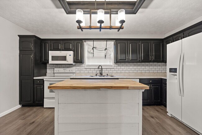 Building Photo - 180 Lilly Ln