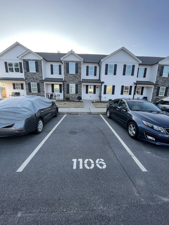 Building Photo - 2 bd 2.5 ba townhome