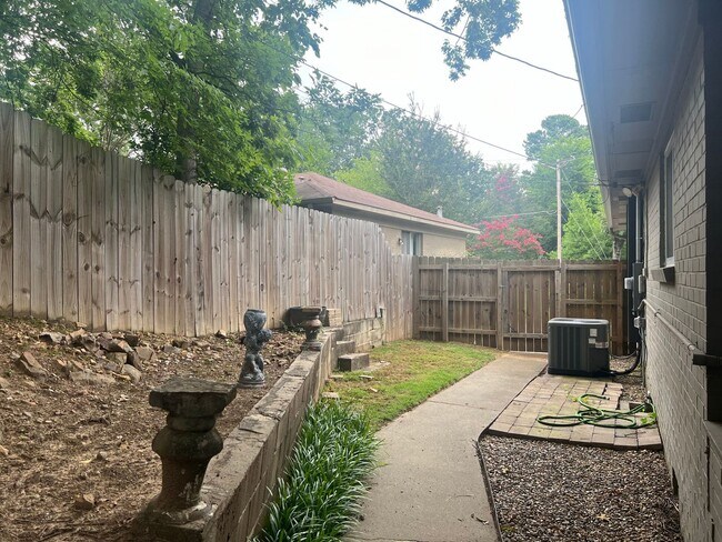 Building Photo - 241 Skyline Dr, North Little Rock AR 72116...