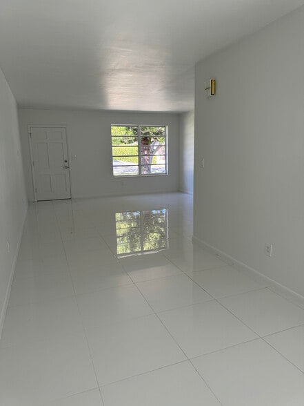 Spacious, open layout with beautiful new white ceramic tile floors - 11535 SW 81st Rd