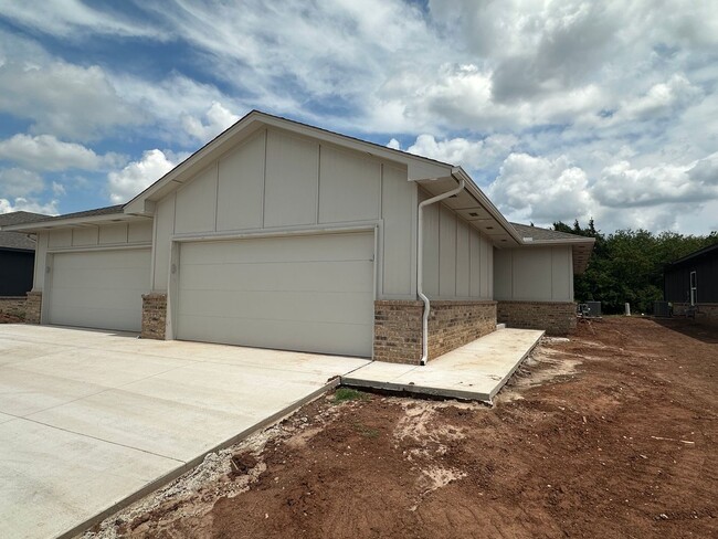 Building Photo - C - Oak Hollow Duplex