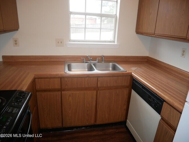 Building Photo - 8061 Martha Ann Ln