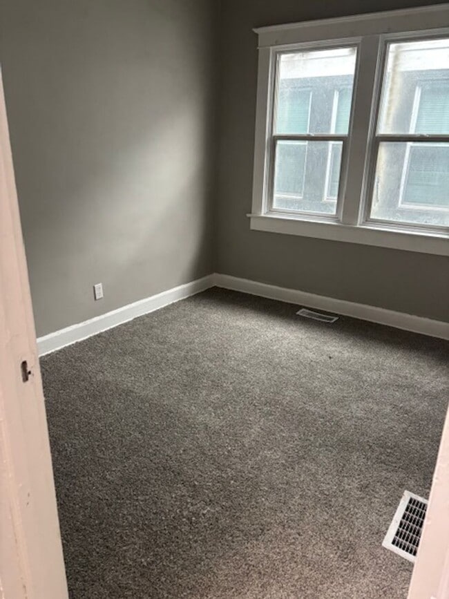 Building Photo - 4 bedroom House On Lasalle St!