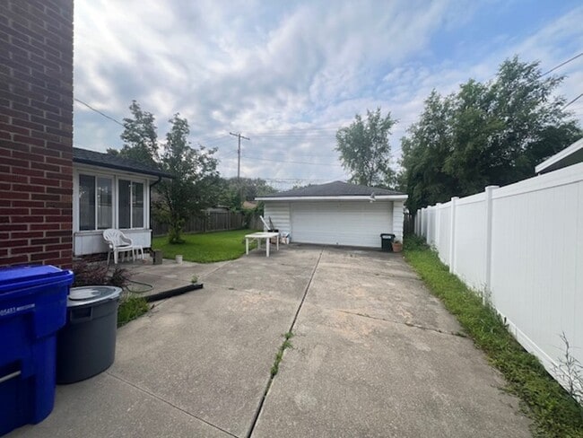 Building Photo - Beautiful Single Family Home in Fraser! AV...